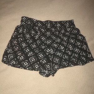 Cute black and white shorts!